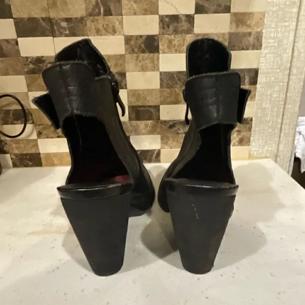 Very Volatile Shoes - Picture 3 of 6